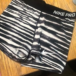 Women’s Nike pro spanx! Fun pattern !